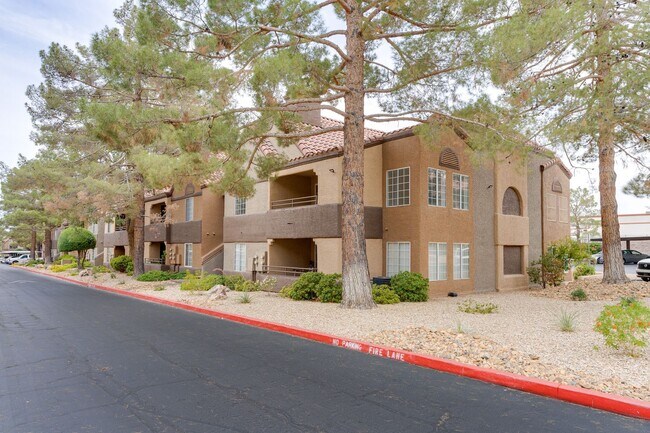 Building Photo - GUARD GATED 2 BEDROOM CONDO!