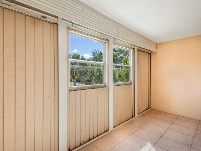 Building Photo - 2878 Donnelly Dr