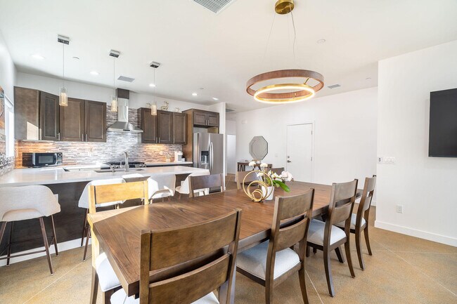 Building Photo - 15553 Ave Manzana