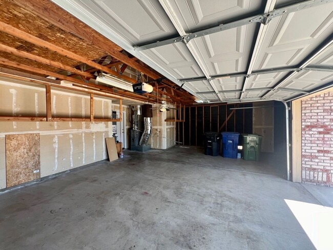 Building Photo - Single story with 3 car garage!