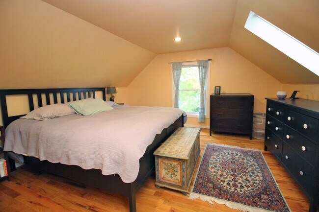 Building Photo - Delightful Remodeled Alberta Arts 3 Bed/2 ...