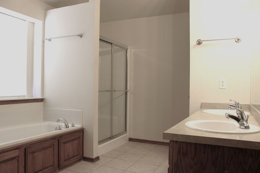 Building Photo - 2720 SE 95th St