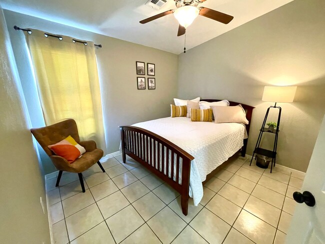 Building Photo - Luxurious Fully Furnished 3 Bedroom Home with Garage!