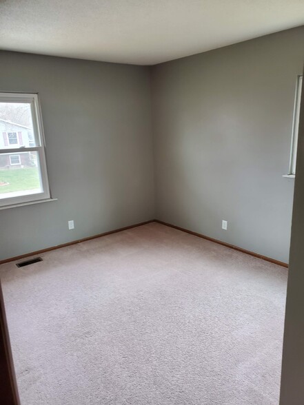 Building Photo - 9060 Oakwood Dr