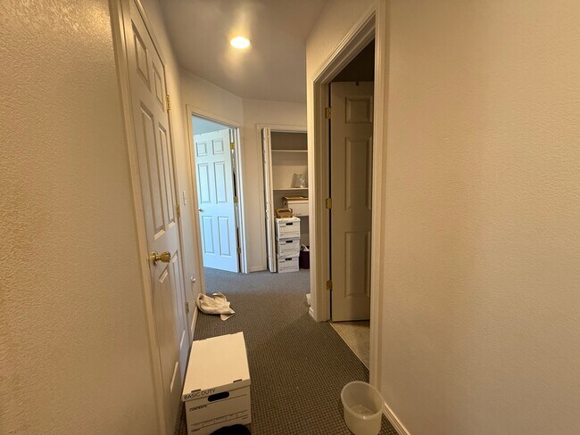 Building Photo - 913 Cardinal Dr