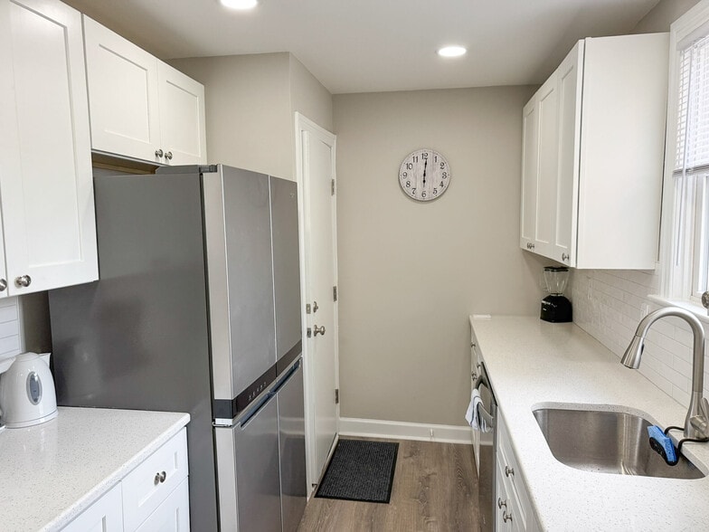Furnished Kitchen - 309 W Holly Oak Rd