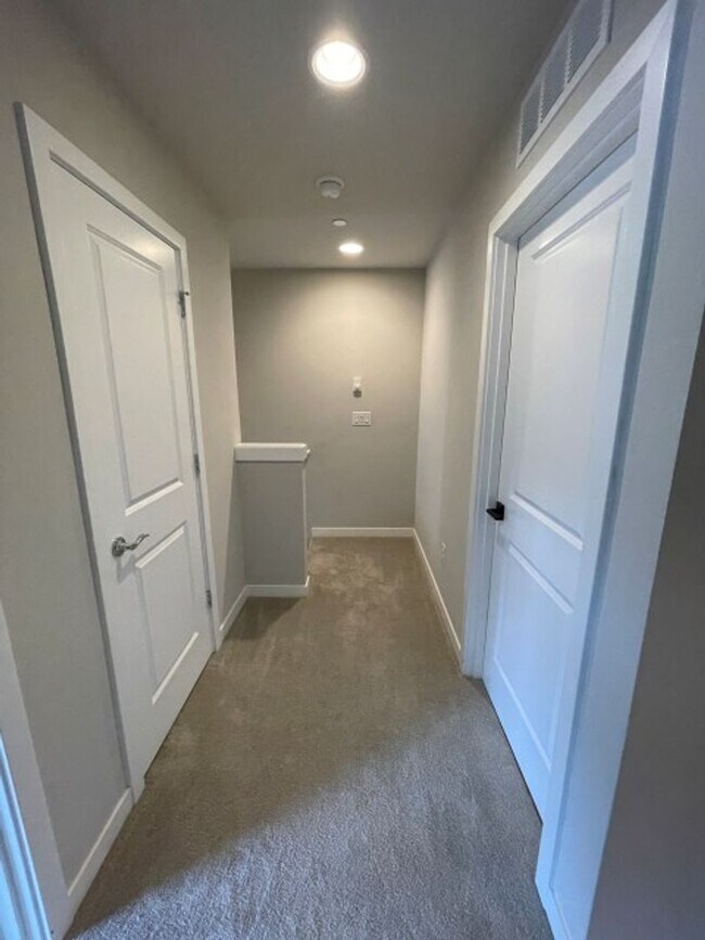 Building Photo - 4bd/3.5ba Lynnwood Townhouse