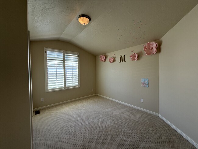 Building Photo - 744 W Ridgeline Dr