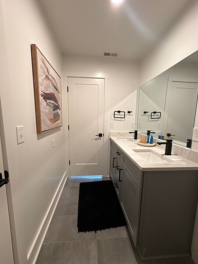 Building Photo - Fully Furnished 5 Bed, 3.5 Bath Located In East Nashville's McFerrin Park Neighborhood w/ Flexibl...