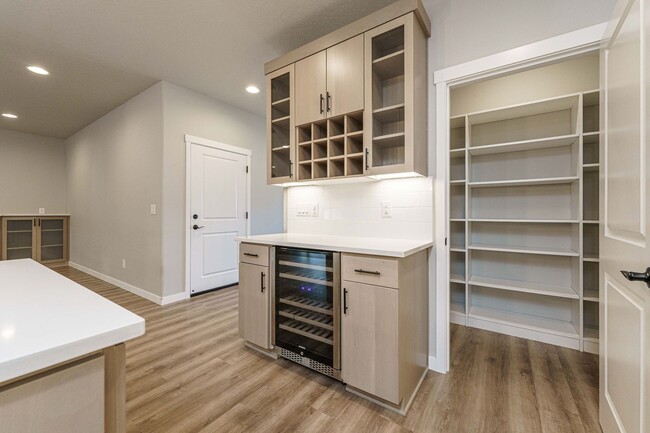 Building Photo - Spacious 4BR Modern Retreat and Luxury Liv...