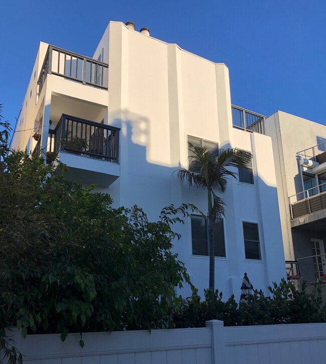 Building Photo - 17 Voyage St