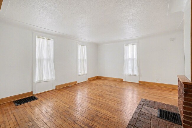 Building Photo - 8009 E Bristol Rd