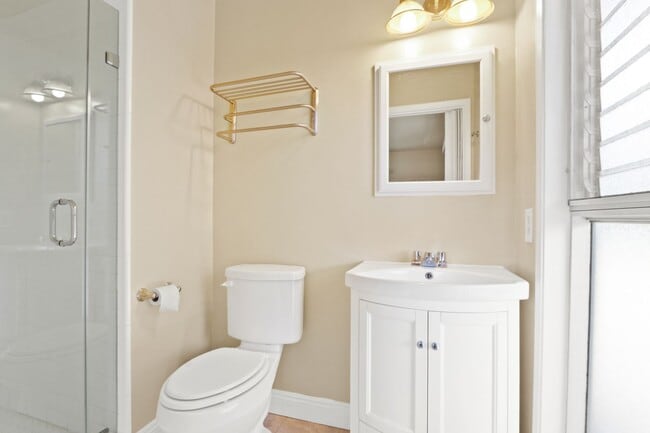 Building Photo - Spacious Whittier Home