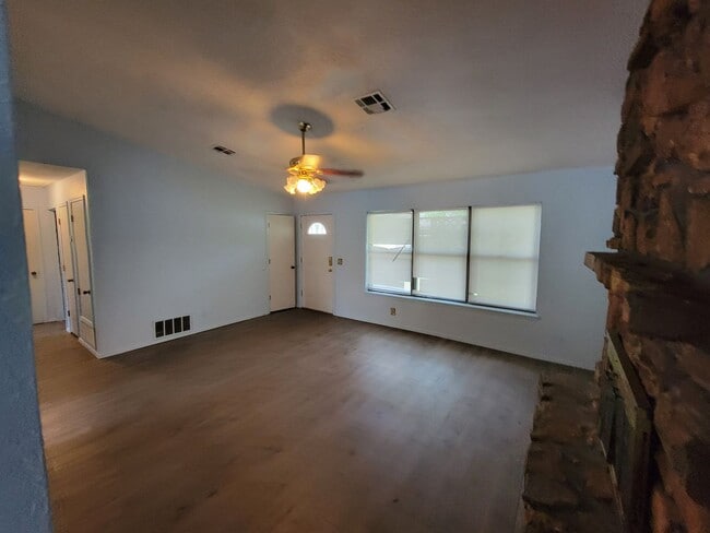 Building Photo - 2 Bedroom 1 Car Garage