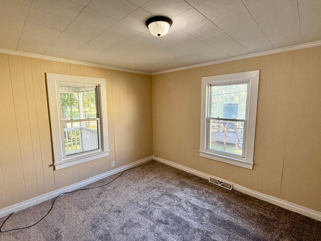 Building Photo - Three bedroom, 1 bath house in Burlington