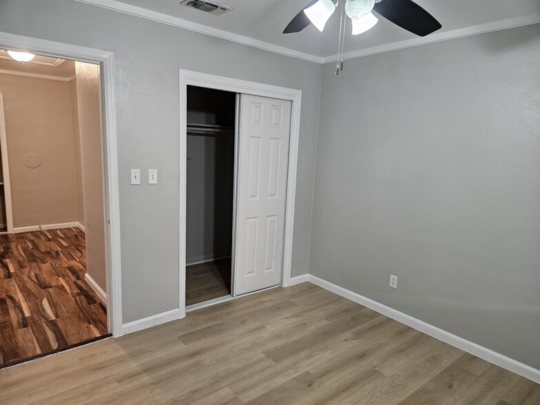 Walk in of smaller bed - 2900 W La Rua St