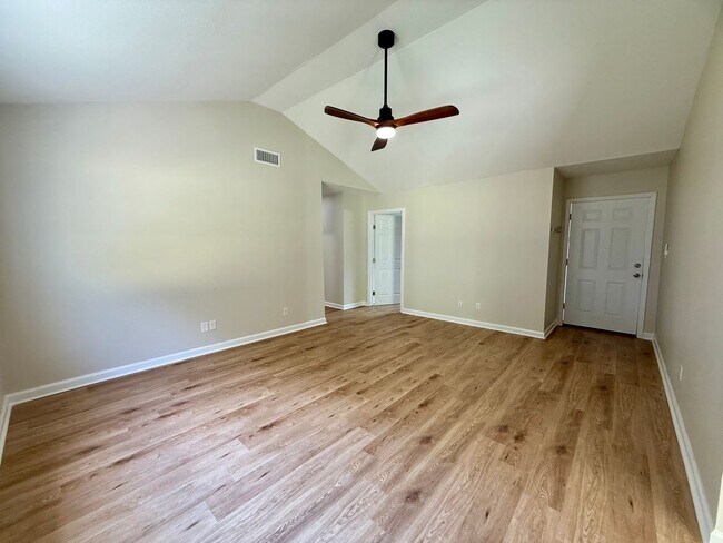 Building Photo - 3 Bedroom/2 Bathroom HOME FOR THE HOLIDAYS...