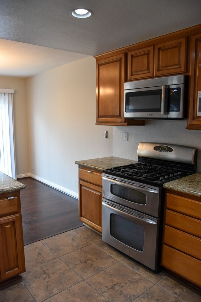 Building Photo - 3 Bedroom 2.5 Bath Hampton Court Condo Nea...