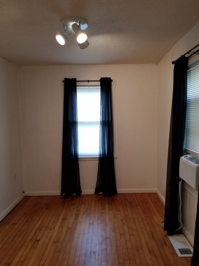 Building Photo - TWO BEDROOM HOME WITH GARAGE