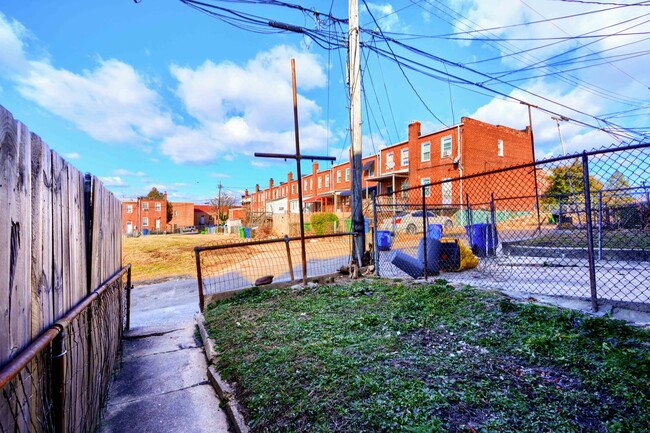 Building Photo - 1314 N Kenwood Ave