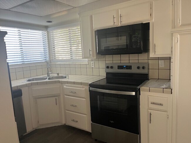 Building Photo - DC817