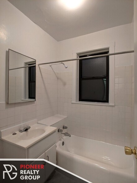 Building Photo - 630 W Cornelia Ave