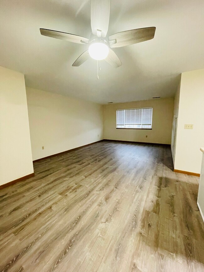Building Photo - 1012 Riverbend Dr