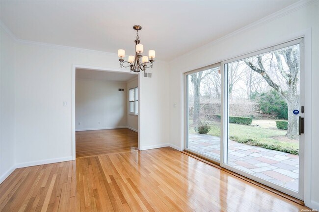 Building Photo - 10 Old Westbury Rd