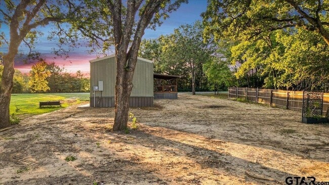 Building Photo - 409 Willow Dr