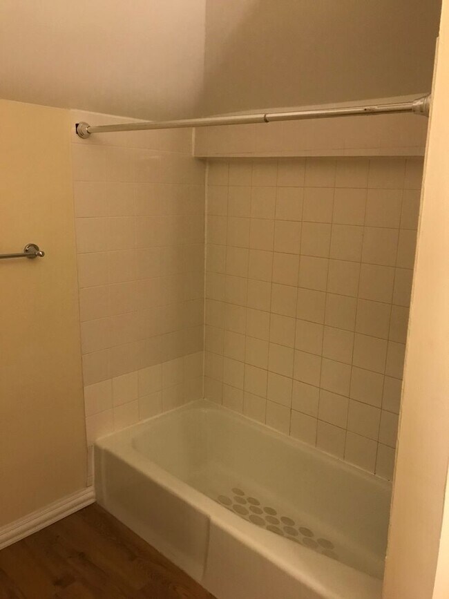 Building Photo - 612