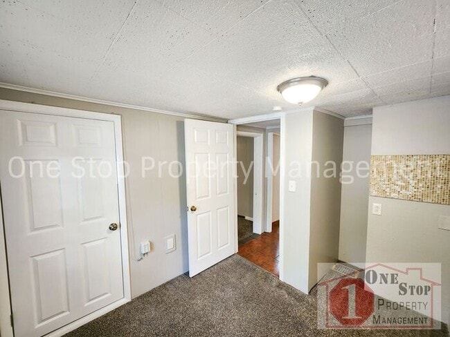 Building Photo - Come See this Charming 2-bedroom, 1-bath H...