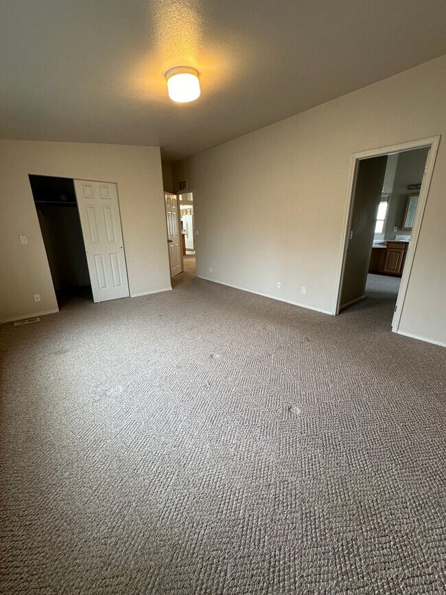 Building Photo - RARE FIND!! Country living with big shop o...