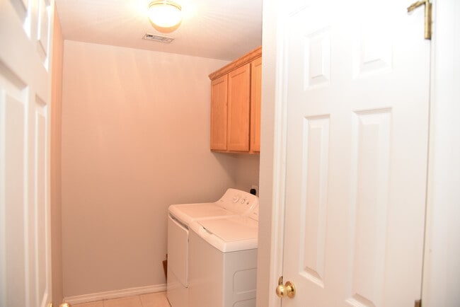 Building Photo - 3813 Oldenburg Ct