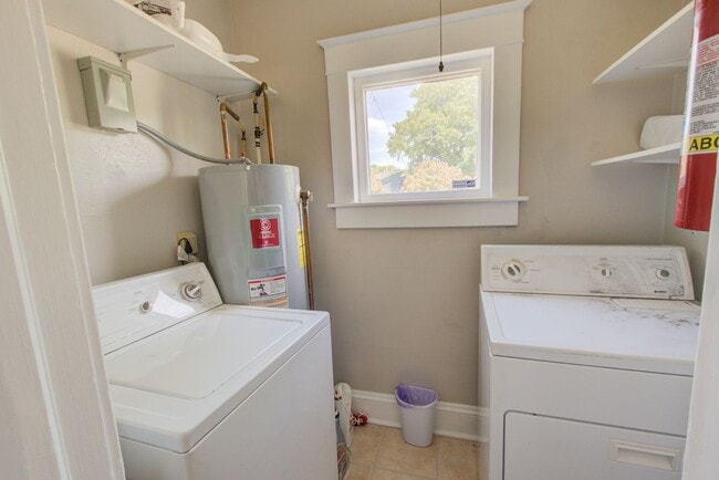 Building Photo - Charming, 3 Bed, 1 Bath Cape Cod in Granby...