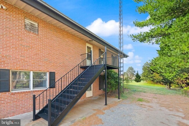 Building Photo - 318 Evergreen Mills Rd