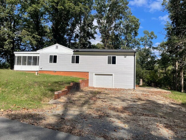 Building Photo - NEWLY REMODLED 3 BED, 2 BATH BRICK HOME LOCATED IN ASHEBORO! $1,750 RENT $1,750 DEPOSIT