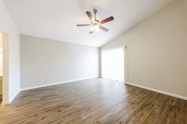 Building Photo - 6630 W Poinsettia Dr