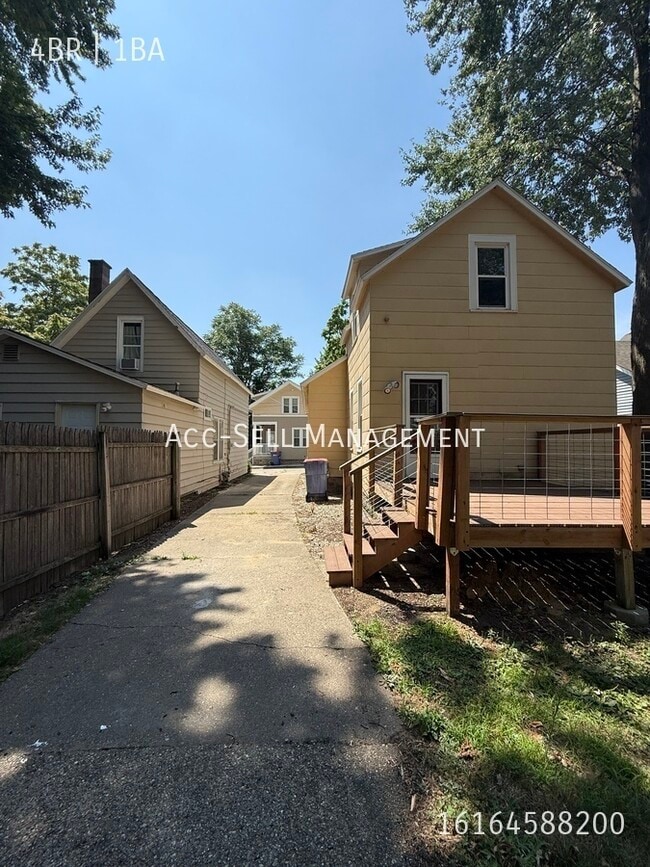 Building Photo - 901 Zeeland Ct NE