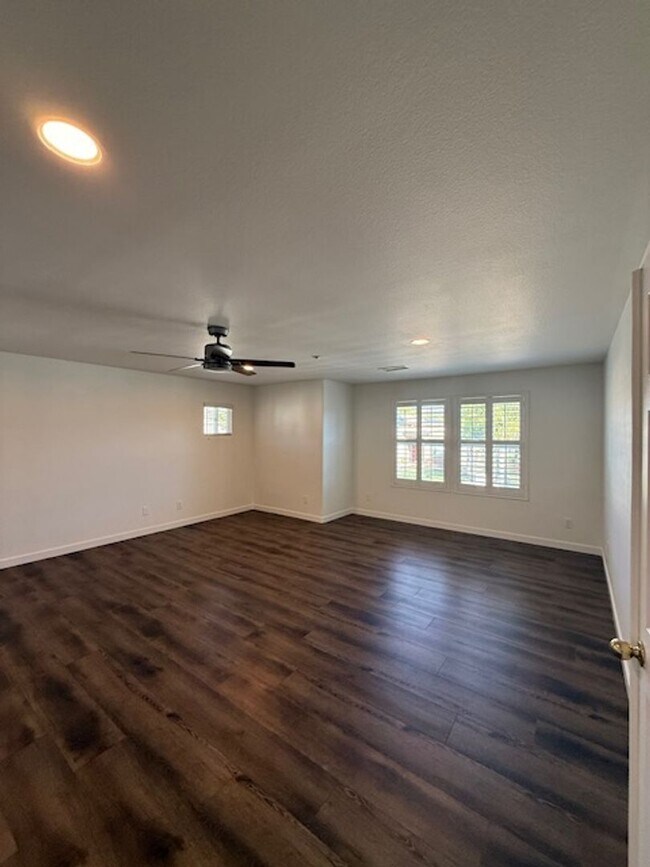 Building Photo - Very Nice 4 bedroom, 3 full bath home in much desired Lakeside neighborhood.