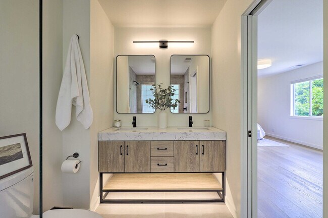 Building Photo - 1155 Grape Ln