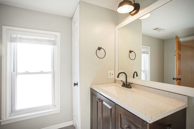 Building Photo - 40 Lealand Ave