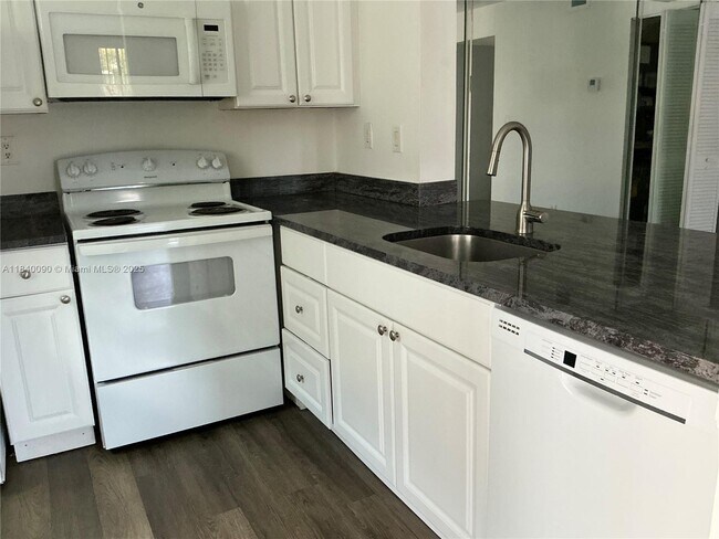 Building Photo - 407 Gardens Dr