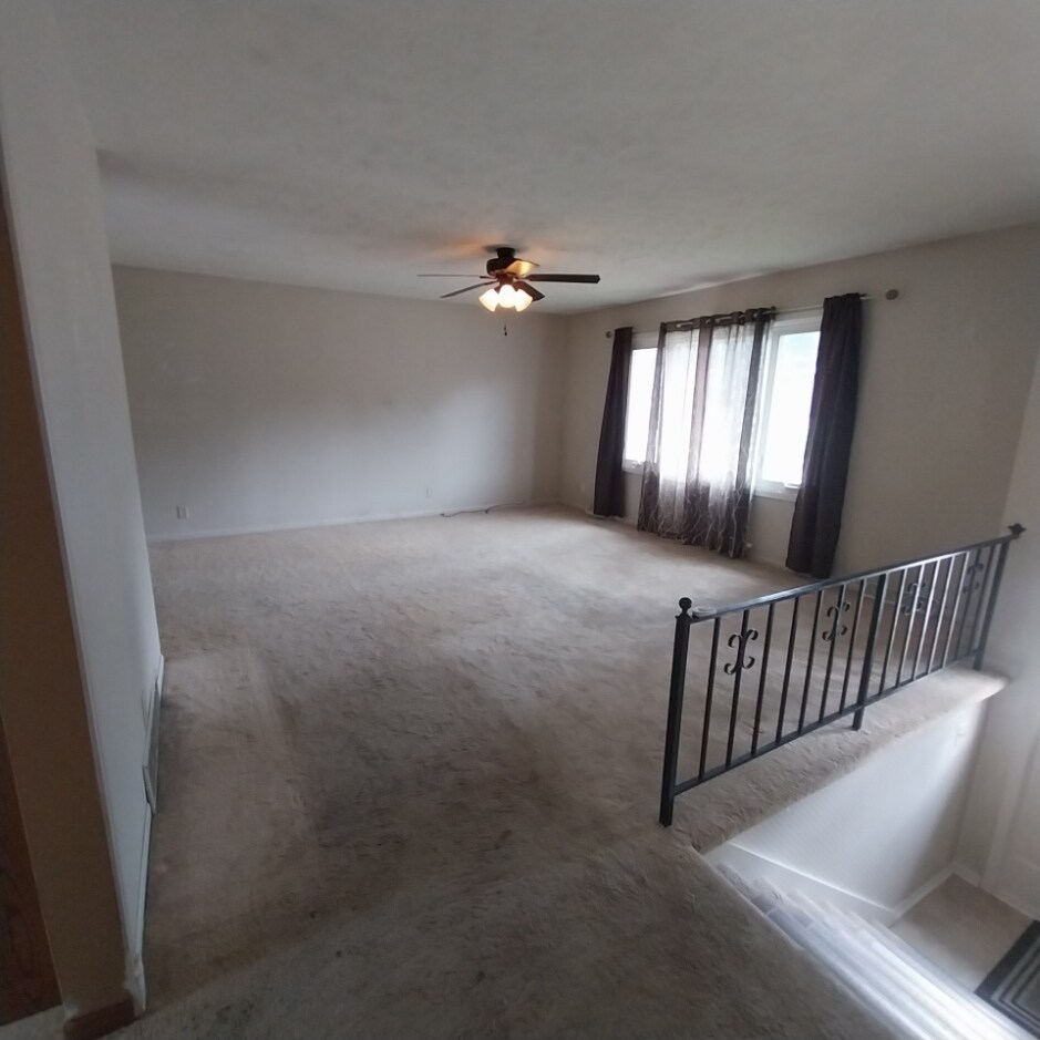 Living Room 20x15 ft. - 208 Sandi Ct