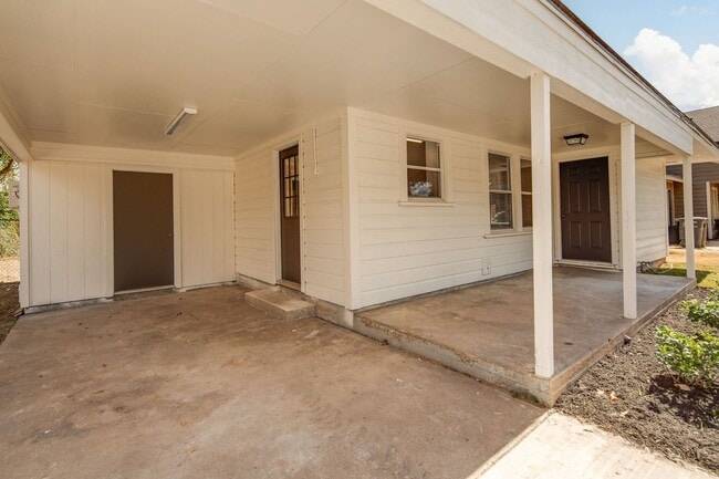 Building Photo - IMMEDIATE MOVE IN!  Cute 2 Bedroom Home wi...