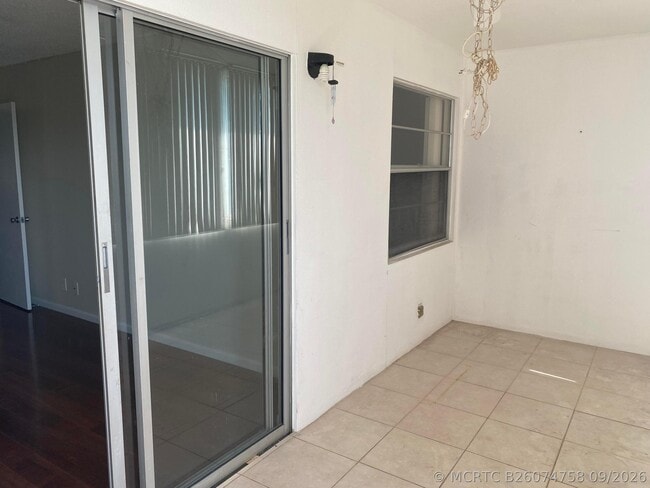 Building Photo - 4052 Hythe A