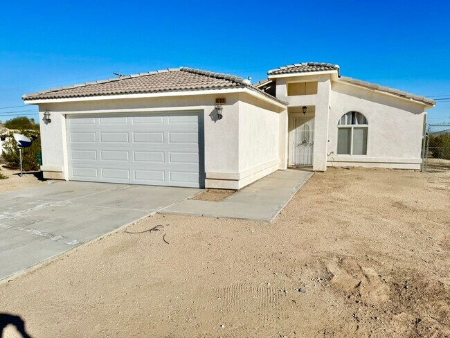 Building Photo - Cozy 3 Bed 2 Bath Home Near Base!