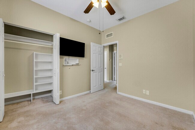 Building Photo - 3172 N Greenleaf Cir