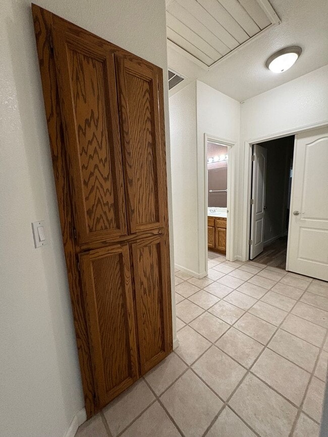 Building Photo - 3 Bedroom Home