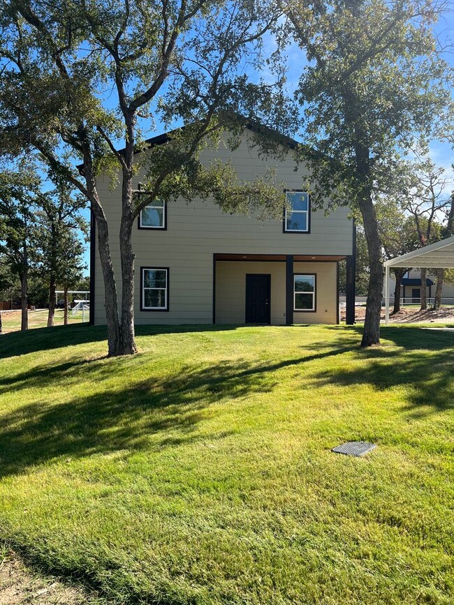 Primary Photo - Country Living, Modern comforts!