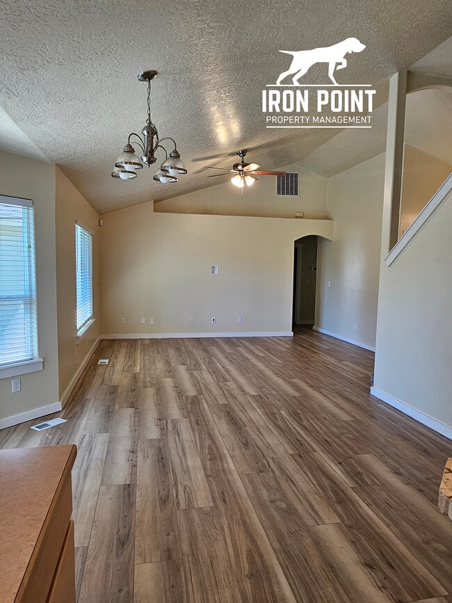Building Photo - 3bed/2bath w/3 car garage, upstairs bonus room, vaulted ceilings, & fenced yard.